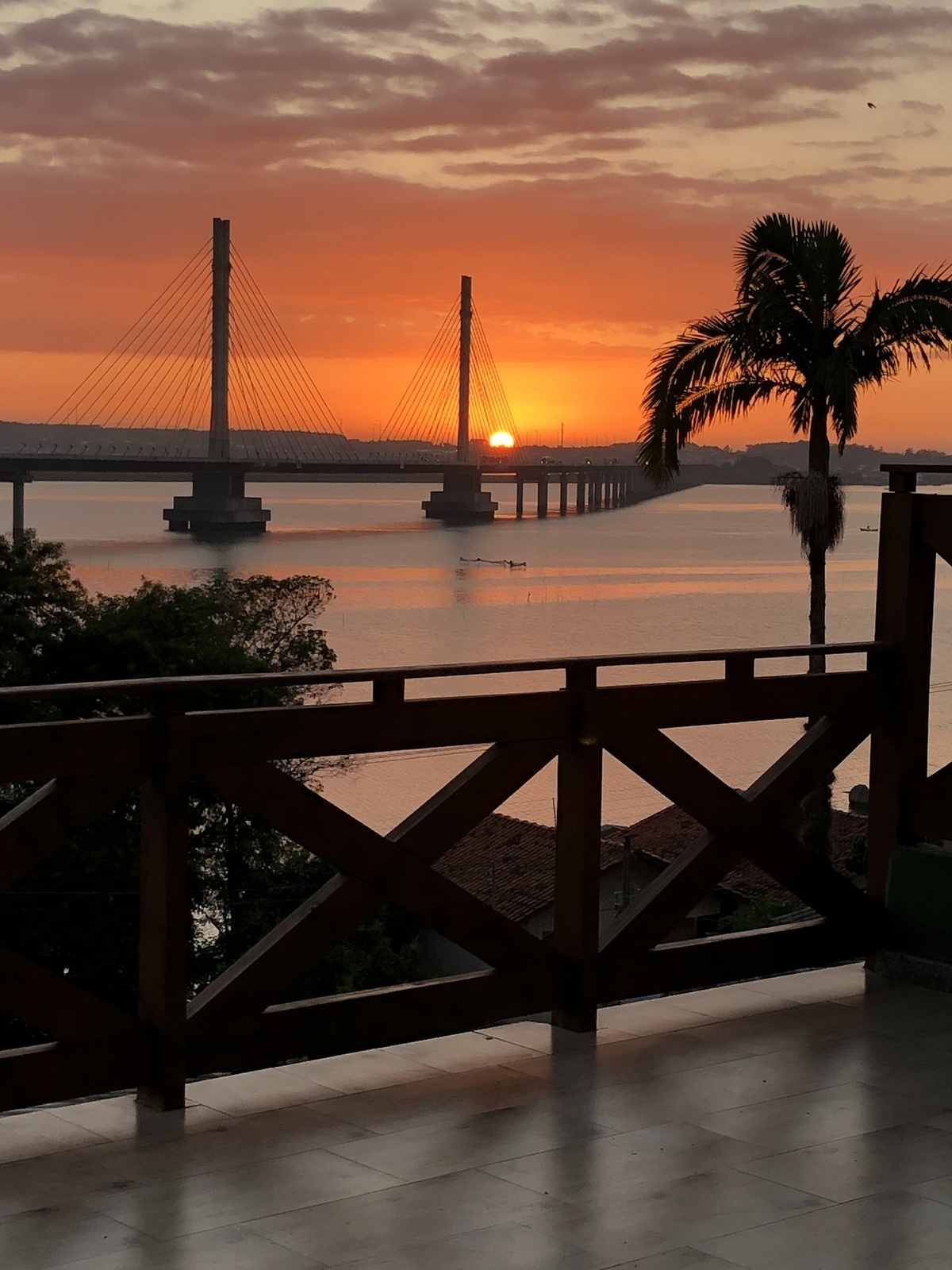 Pôr do sol sobre a Ponte Anita Garibaldi visto da pousada em Laguna, SC