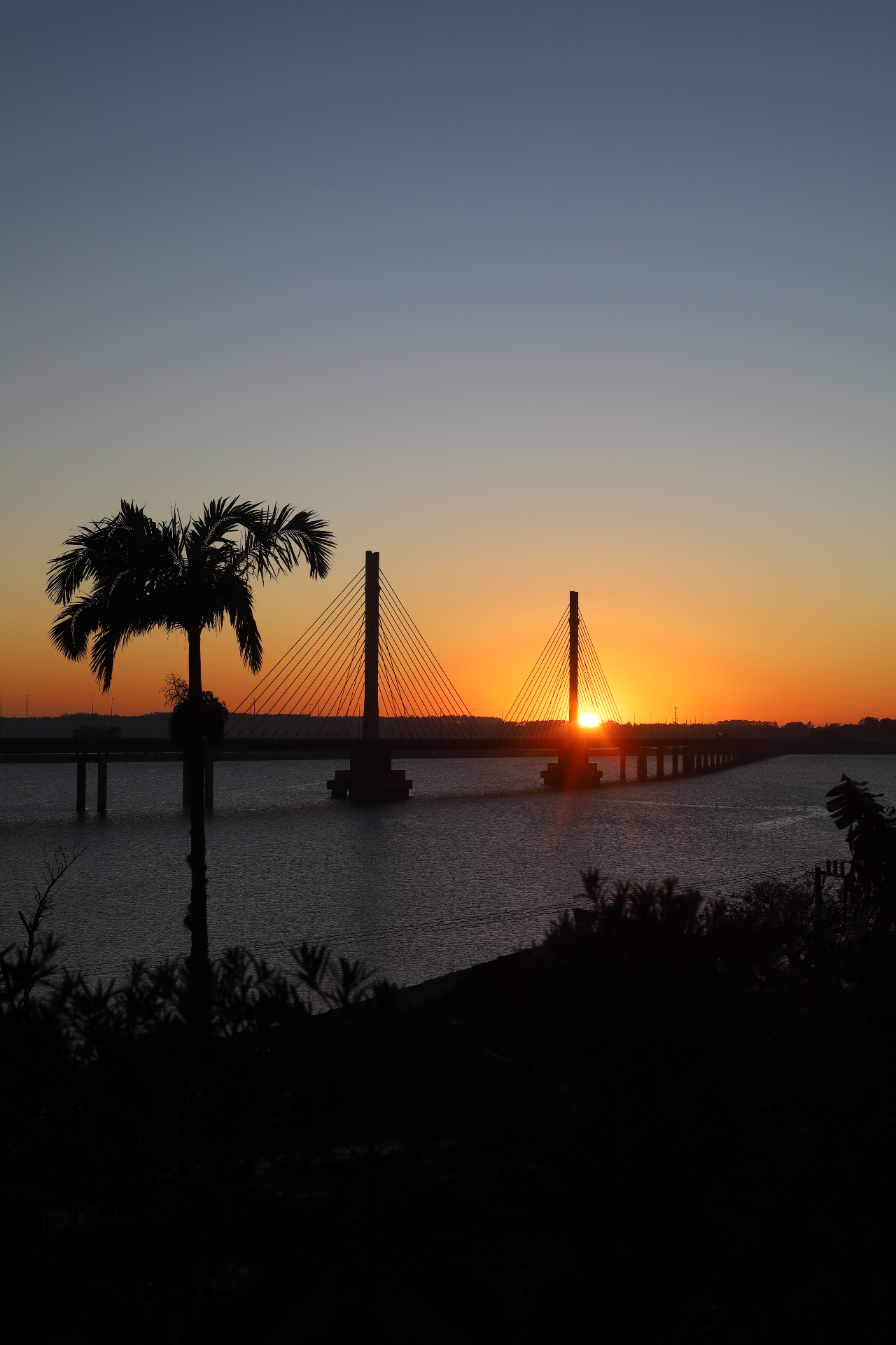 Pôr do sol com vista para a ponte